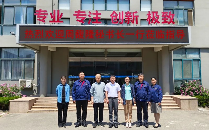 中國工程機械工業(yè)協會設備管理與維修分會秘書長周馥隆一行蒞臨力克川液壓參觀指導1.jpg