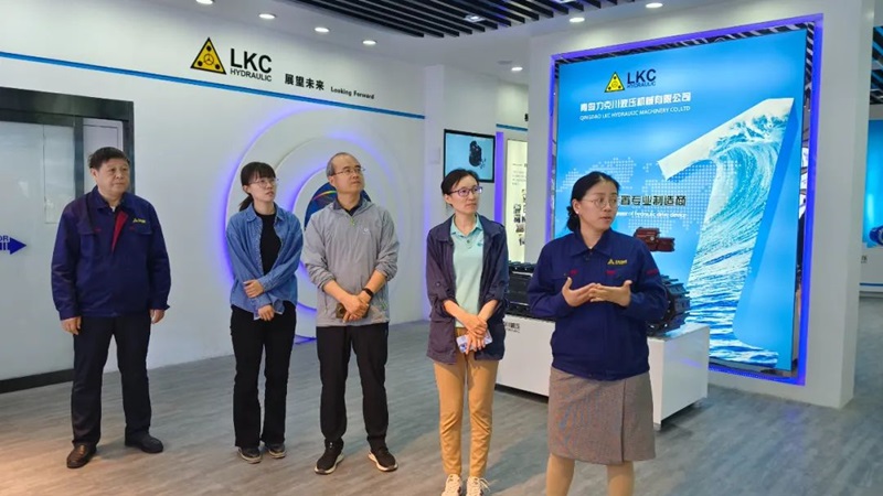 中國工程機械工業(yè)協會設備管理與維修分會秘書長周馥隆一行蒞臨力克川液壓參觀指導2.jpg